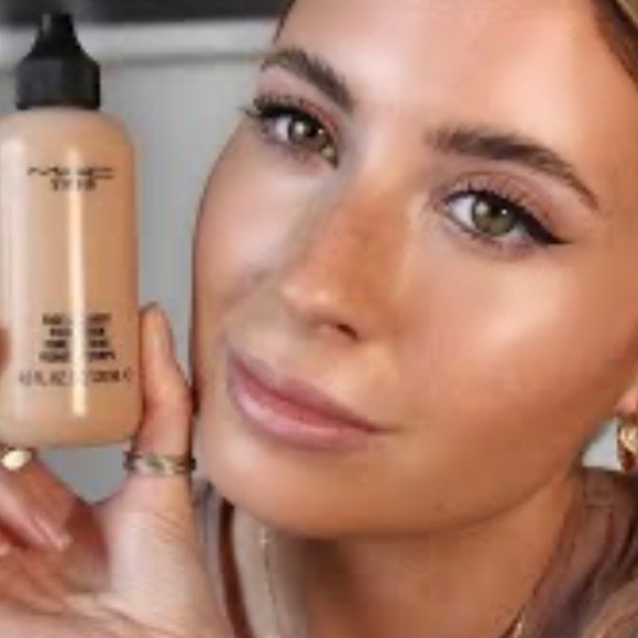 MAC Studio Radiance Face & Body Foundation W2 - Picture 3 of 12